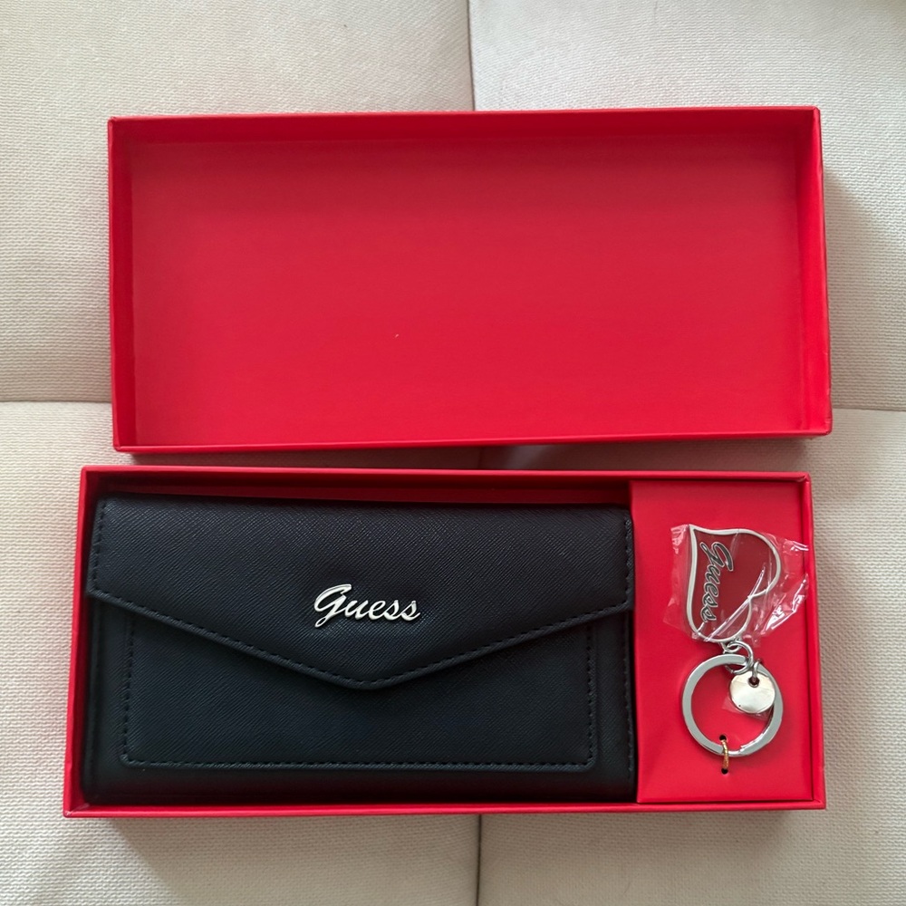 BRAND NEW in box GUESS Factory Sullivan Wallet Gift Set Valentines Heart